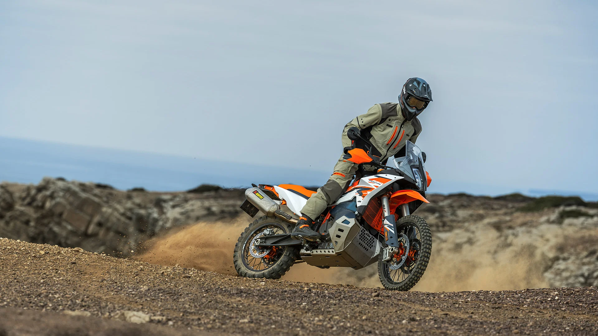 KTM en action sur terrain accidenté