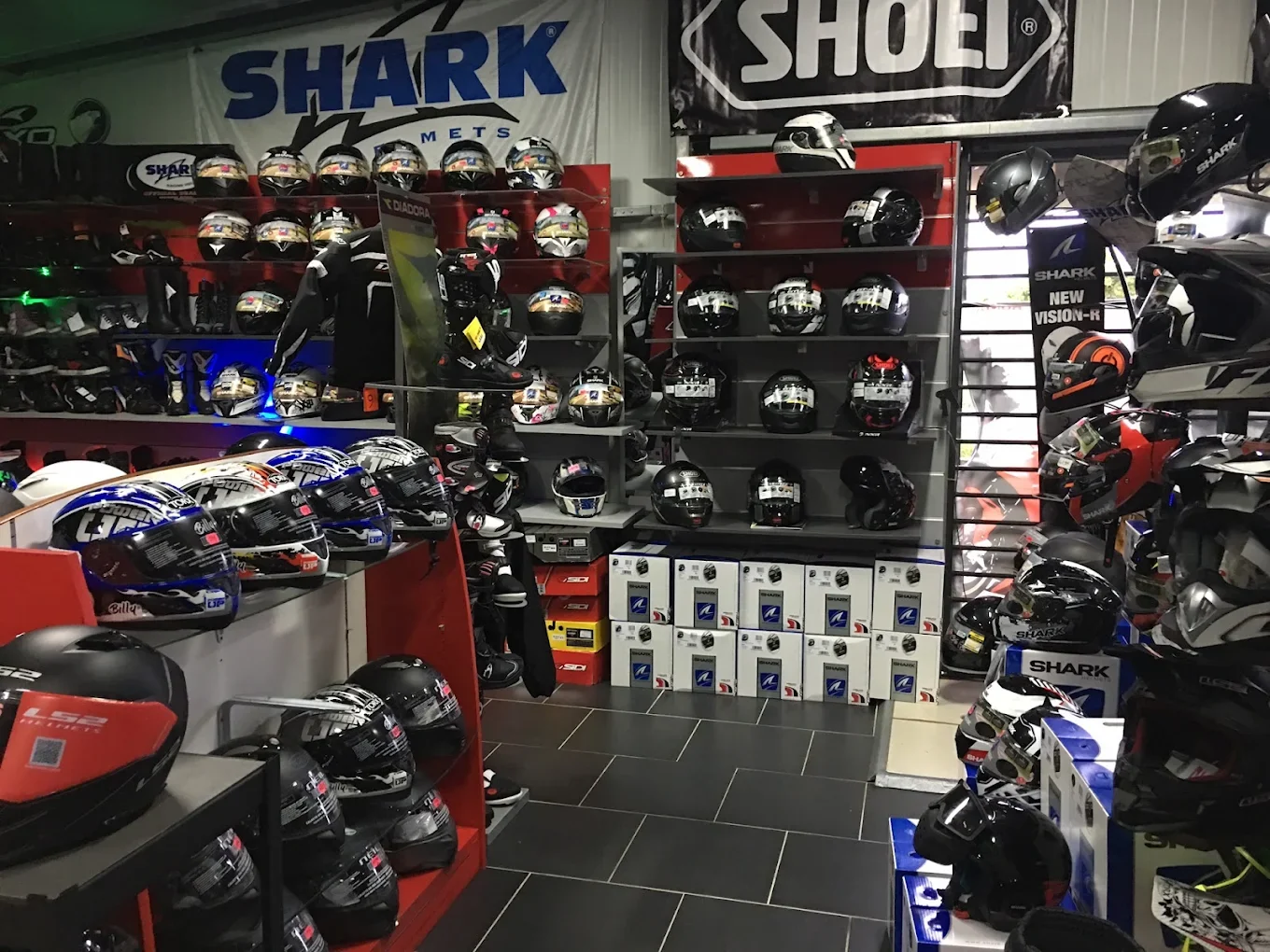 Le mur de casques de la boutique GL Motos, marques Shark et Shoei