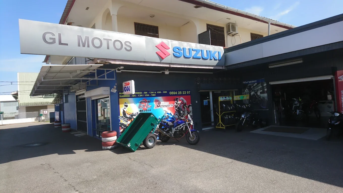 L'entrée de GL Motos, enseigne GL Motos Suzuki au-dessus de la devanture bleue