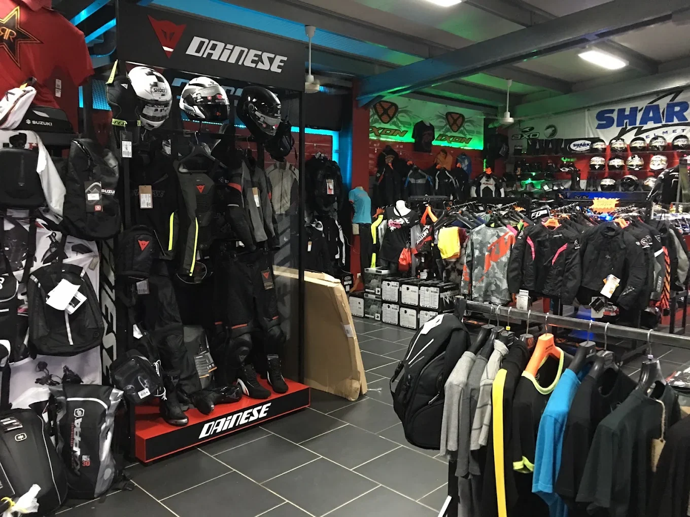 Le rayon équipement de GL Motos : blousons, dorsales, bottes et casques en présentation