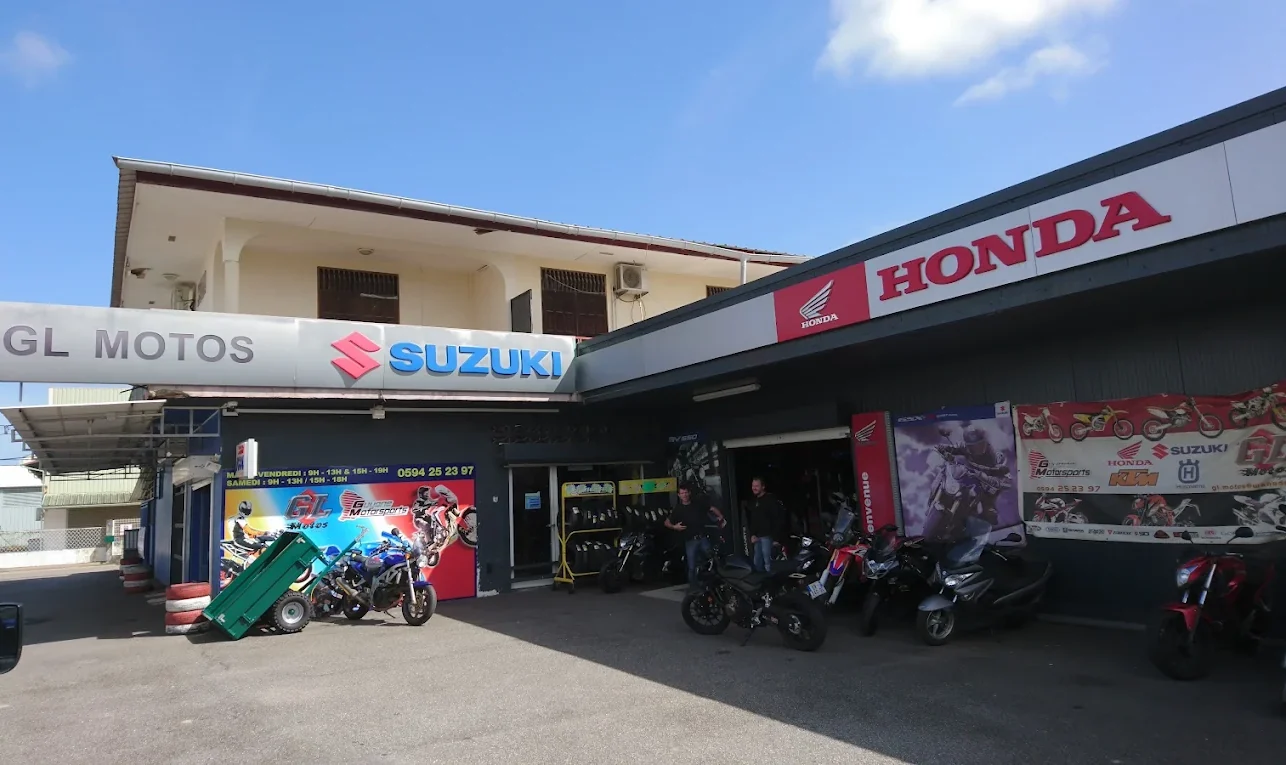 La façade de GL Motos à Cayenne, enseignes Suzuki et Honda, motos et scooters alignés devant l'entrée