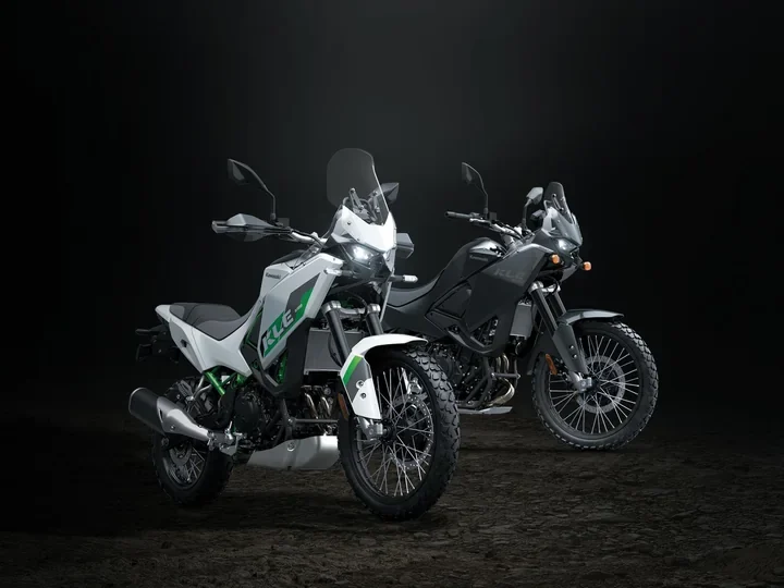 Deux Kawasaki KLE 500 préparées en atelier
